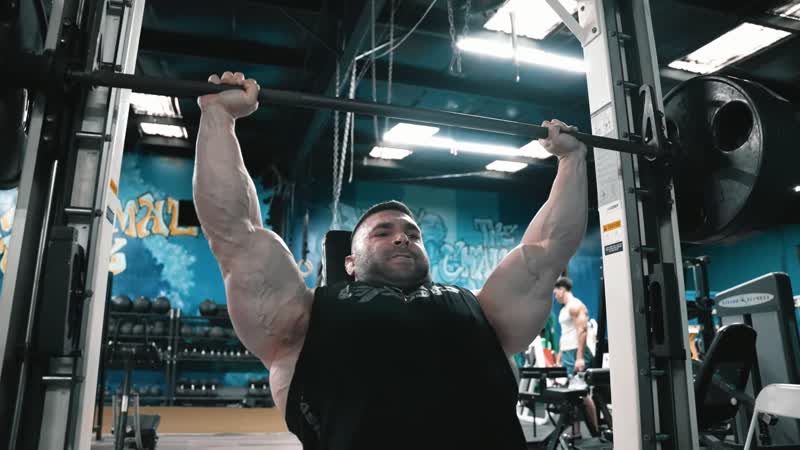 Derek Lunsford Trains Shoulders