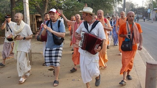 ВОКРУГ ГОВАРДХАНА С ХАРИНАМОЙ. Полный обход. . Around Govardhan with Harinama
