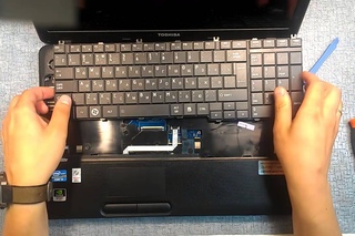 Как разобрать ноутбук Toshiba Satellite C660 (Toshiba Satellite C660 disassembly)