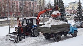 Трактор Беларус-82.1 с грейферным погрузчиком ПЭ-Ф-1БМ и самосвалами ЗИЛ-494560 и ГАЗ-53,вывоз снега