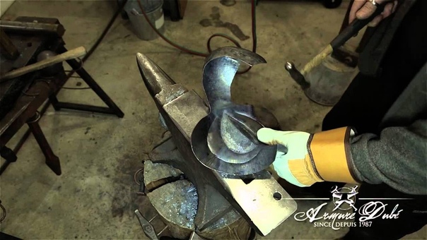 Fabrication darmure médiévale Making of medieval armour,