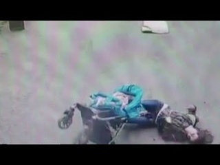 В Петербурге на женщину с ребенком упала часть балкона