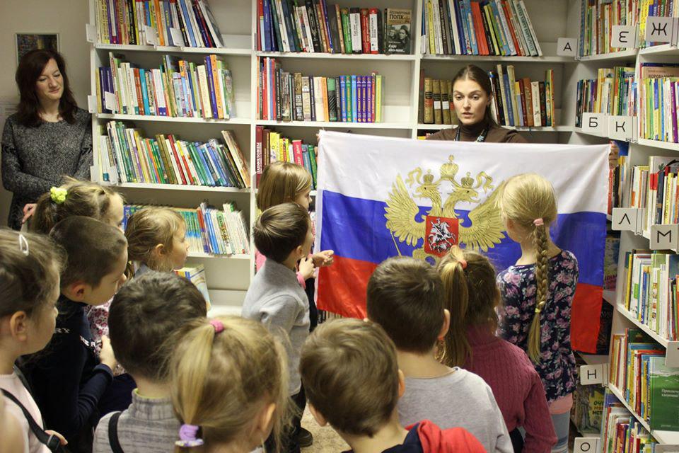 Сотрудники библиотеки на Рождественской рассказали читателям о Дне Конституции Сотрудники библиотеки на Рождественской рассказали читателям о Дне Конституции