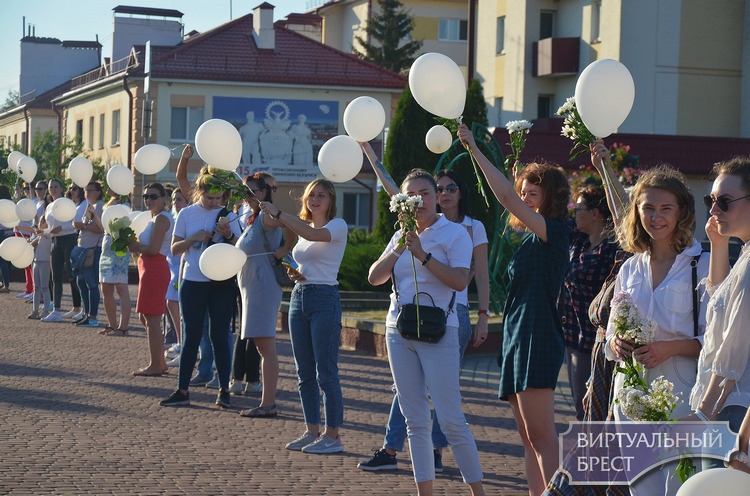 Женщины Жабинки вышли второй вечер подряд на улицу Женщины Жабинки вышли второй вечер подряд на улицу