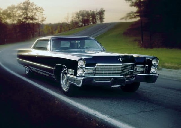 1968 Cadillac DeVille В 1968 модельном году автомобили стали ещё чуть длиннее, полная длина их превысила 5,7 метра. Новая решётка радиатора была занижена по краям, образовав чёткий прямоугольник