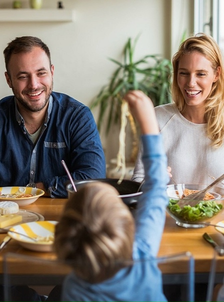 Утро, семья, мама, папа и сын собираются...