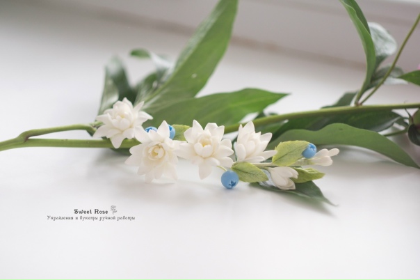 Веточка в прическу с туберозой и черникой?Автор: Александра Сухарева