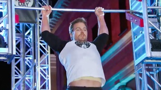 Arrows Star Stephen Amell Tear Through American Ninja Warrior Course - Full Video