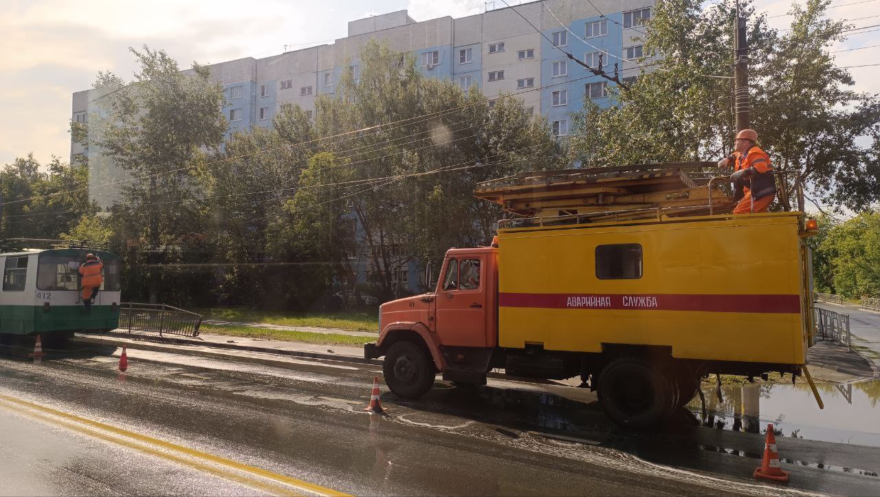 В Иванове у Автовокзала, немного приостановлено движение троллейбусов Это картинка